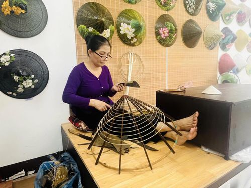 Công đoạn chằm vành đòi hỏi sự khéo léo, chính xác của người thợ. (Ảnh: H.T)