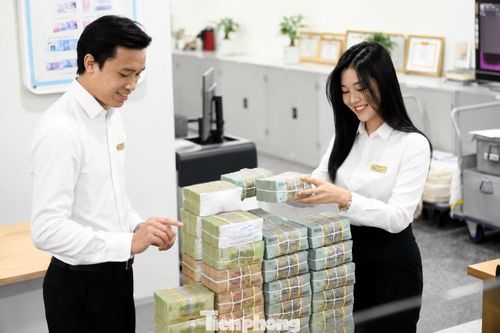 "van” hút tiền vào ngân hàng đang mở, trong khi “van” đưa tiền từ ngân hàng ra khu vực sản xuất lại bị nghẽn.