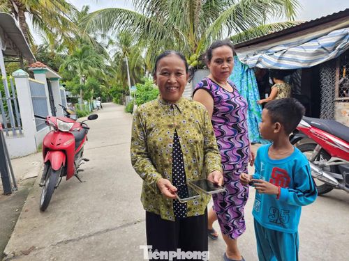 Người dân đồng bào Khmer được các sinh viên hỗ trợ tích hợp dữ liệu trên điện thoại.