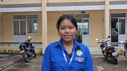 Bạn Thạch Thị Hồng Hạnh - sinh viên năm nhất ĐH An Giang là người dân tộc Khmer tham gia tình nguyện tại xã Núi Cấm.