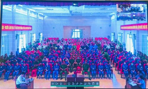 Phòng xử án tại T30 sáng nay 18/8. Ảnh chụp qua màn hình.