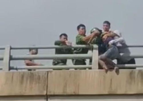 Hình ảnh các lực lượng giải cứu người đàn ông. Ảnh cắt từ video.