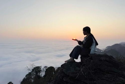 Chị Nguyễn Bích Thủy (du khách đến từ TP. Hồ Chí Minh) bày tỏ, ngắm biển mây ở Pà Cò khi đất trời vào thu là đẹp nhất. Thật tuyệt khi ngắm biển mây lúc bình minh từ từ nhô lên sau những dãy núi. Ánh sáng đầu ngày nhuộm bầu trời từ sắc hồng sang vàng óng. Dưới thung sâu, mây trắng bắt đầu chuyển động. Từng lớp, từng lớp mây cuộn trào như những con sóng khổng lồ, chậm rãi ôm lấy chân núi rồi tràn qua các thung lũng.