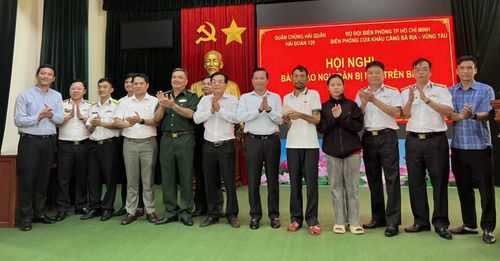 Lực lượng chức năng hỗ trợ cho ngư dân Trương Văn Chung và gia đình.