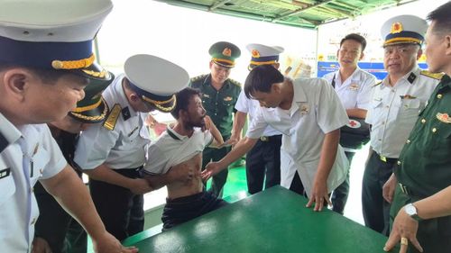 Hình ảnh ông Chung khi được nhân viên Tàu 743 đưa về đến đất liền.