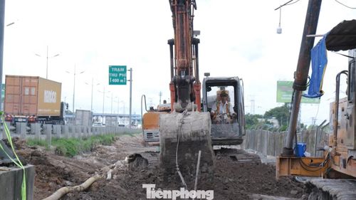 Thiếu mặt bằng, công trường mở rộng cao tốc TPHCM - Trung Lương - Mỹ Thuận (đoạn qua TPHCM) đang phải thi công cầm chừng. Ảnh: Hữu Huy