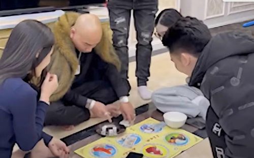 Tháng 2/2025, Phú Lê bị xử phạt hành chính do dàn dựng clip "xóc bầu, tôm, cua, cá" rồi đăng lên mạng xã hội để câu "like", "view".