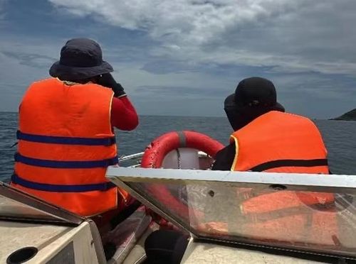 Các đội nhóm thiện nguyện từ khắp nơi vẫn tiếp tục hỗ trợ hai gia đình tìm kiếm hai nạn nhân mất tích.