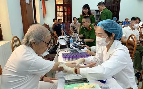 Lực lượng chức năng Hải Phòng lấy mẫu sinh phẩm thân nhân liệt sĩ.