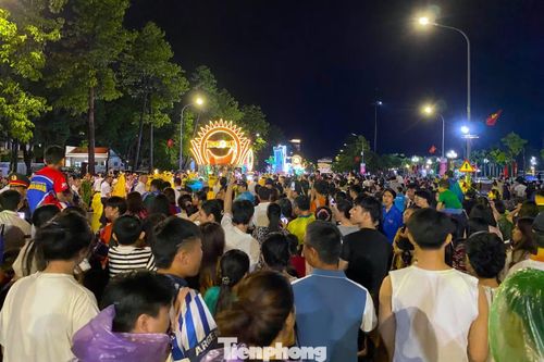 Đông đảo người dân hòa mình vào không khí lễ hội.