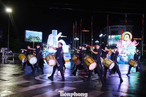 Trong khi đó, các nghệ sĩ Malambo mang đến những tiết tấu mạnh mẽ với tiếng trống, động tác khỏe khoắn và đội hình giàu năng lượng. Các nghệ sĩ quốc tế trong trang phục nhiều màu sắc, kết hợp đạo cụ ánh sáng, góp phần tạo nên diện mạo hiện đại, sôi động cho đêm hội.