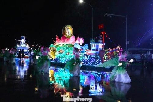 Ngay từ đầu chương trình, những xe mô hình rực sáng cùng các đội hình nghệ sĩ nối tiếp nhau diễu hành trên đường Trường Thi. Nổi bật trong đoàn là xe mô hình “Nghệ An - Cửa Lò rực rỡ sắc sen hồng”, được thiết kế với hình ảnh chiếc thuyền câu truyền thống, lá cờ Tổ quốc, sóng biển và đóa sen hồng, gợi nhắc những nét đặc trưng của xứ Nghệ và biển Cửa Lò.