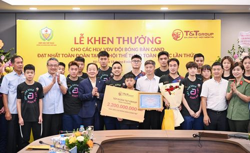 Thầy trò HLV Vũ Mạnh Cường nhận khoản thưởng kỷ lục