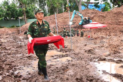 Trong ngày 18/8, lực lượng làm nhiệm vụ tại công viên Lê Thị Riêng tìm thấy thêm 10 hài cốt liệt sĩ và 5 bộ di vật. Ảnh: BTL