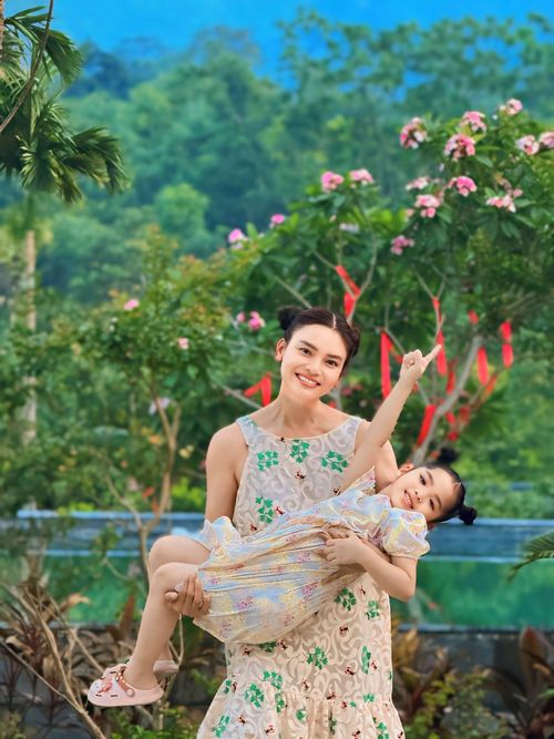 Phạm Phương Thảo và con gái trong khuôn viên biệt phủ rộng lớn.