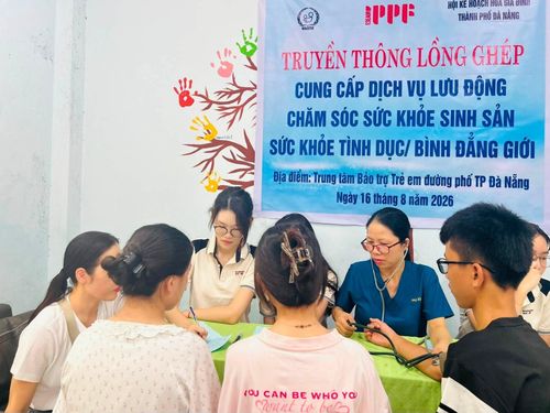 Cán bộ Hội KHHGĐ TP Đà Nẵng tập trung truyền thông những kiến thức thiết thực