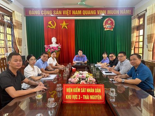 Viện kiểm sát nhân dân khu vực 3, làm việc với Ban lãnh đạo Công ty TNHH Bao bì Anh Dương.