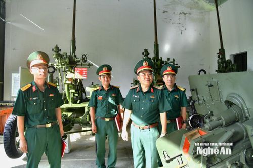 Đồng chí Thiếu tướng Vũ Văn Tùng - Ủy viên Ban Thường vụ Tỉnh ủy, Chỉ huy trưởng Bộ Chỉ huy Quân sự tỉnh, Phó trưởng Ban Thường trực Ban Chỉ đạo diễn tập tỉnh kiểm tra công tác quản lý vũ khí tại Kho vũ khí đạn. Ảnh: Hoàng Anh