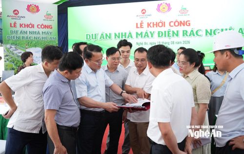 Phó Chủ tịch UBND tỉnh Phùng Thành Vinh đề nghị rà soát tổng thể công tác chuẩn bị lần cuối. Ảnh: Nguyễn Toàn