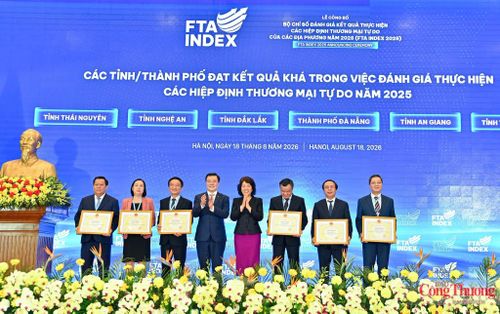 Tại buổi lễ, đồng chí Phạm Văn Hóa - Giám đốc Sở Công Thương đại diện tỉnh Nghệ An nhận Bằng khen của Bộ trưởng Bộ Công Thương trao tặng tỉnh Nghệ An vì đã đạt kết quả “Khá” trong đánh giá thực hiện các Hiệp định thương mại tự do FTA Index năm 2025. Ảnh: Báo Công Thương