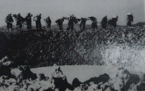 Bộ đội, thanh niên xung phong san lấp hố bom tại Ngã ba Đồng Lộc (Ảnh tư liệu).