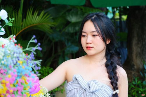 Cùng với xe hoa, chủ quán cà phê Cánh Diều còn bố trí các bó hoa và lẵng hoa giúp khách có thêm lựa chọn khi tạo dáng.