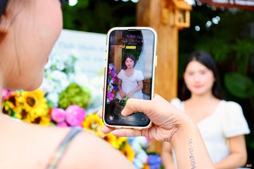 Trước mỗi buổi chụp, nhiều bạn trẻ dành thời gian lựa chọn vị trí, góc máy và ánh sáng phù hợp. Theo ghi nhận, các gam màu như: trắng, nâu, xanh, hồng được nhiều bạn ưu tiên khi chọn trang phục, tạo sự hài hòa với sắc hoa và không gian xung quanh.