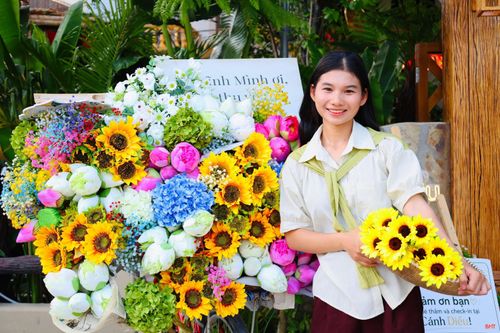 Tại quán cà phê Cánh Diều (đường Nguyễn Huy Tự, phường Thành Sen), chủ quán bố trí xe hoa ngay khu vực cổng với các loại hoa như hoa hướng dương, hoa sen, hoa cẩm tú cầu… để khách thuận tiện chụp hình.