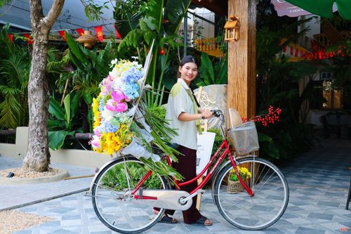 Em Lê Hồng Ngọc (xã Cẩm Bình) cho hay: “Em thích không gian ở quán cà phê Cánh Diều vì vừa có thể ngắm hoa, vừa trò chuyện cùng bạn bè trong không khí khá thoải mái. Những bó hoa được sắp xếp đẹp mắt nên chỉ cần thay đổi góc đứng là đã có những bức hình đẹp. Đây là một trải nghiệm thú vị và em sẽ giới thiệu cho bạn bè cùng đến”.