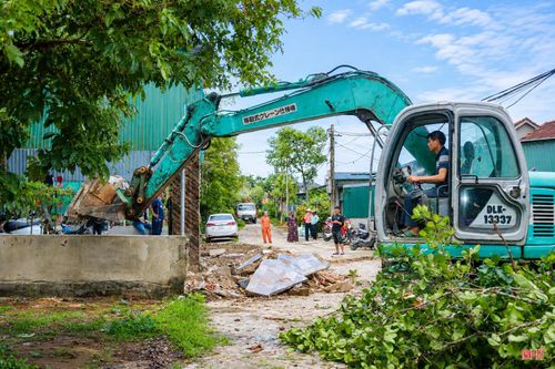 Ông Nguyễn Đình Cát - Trưởng thôn Kim Thịnh (xã Sơn Tây) cho biết: “Ban cán sự thôn đã họp thống nhất kế hoạch, phân công nhiệm vụ cụ thể cho các đoàn thể và từng thành viên. Nhờ làm tốt công tác tuyên truyền, vận động nên người dân tham gia rất đông, tạo khí thế sôi nổi ngay từ những ngày đầu ra quân”.