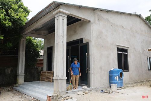 Ngôi nhà mới đã giúp gia đình ông Hiển vơi bớt nỗi lo, nhất là vào mùa mưa bão.