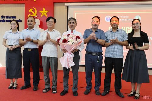 Đại diện Trung tâm Y tế Thạch Hà tặng hoa chúc mừng.