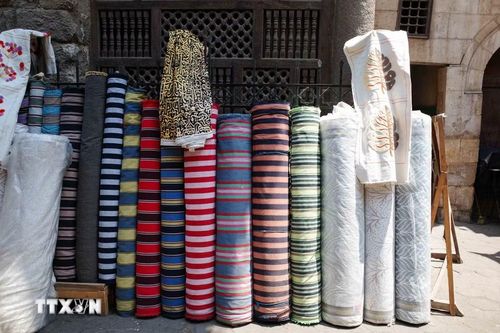 Các cuộn vải dùng làm tranh, khăn, thảm, vỏ gối... (Ảnh: Hoàng Nhật/TTXVN)