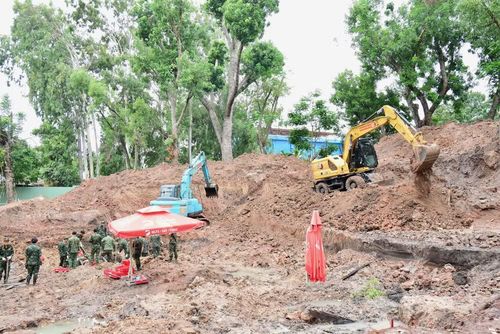 Các lực lượng đã xử lý hơn 400 mét khối đất tại vị trí thứ 2 (Khu B), mở rộng phạm vi tìm kiếm với sự hỗ trợ của 3 máy cuốc, 1 xe ben và 2 xe tải 3,5 tấn. (Ảnh: PV/Vietnam+)