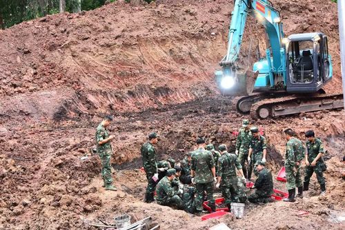 Lực lượng chức năng đã phát hiện và quy tập được 10 bộ hài cốt liệt sĩ cùng 5 bộ di vật tại Khu B trong ngày 18/8/2026. (Ảnh: PV/Vietnam+)