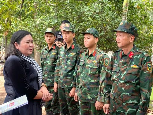 Bà Hồ Thị Hoàng Yến, Ủy viên Ban Chấp hành Trung ương Đảng, Phó Bí thư Thường trực Tỉnh ủy động viên các chiến sĩ làm nhiệm vụ tại Công viên Lê Thị Riêng. (Ảnh: PV/Vietnam+)