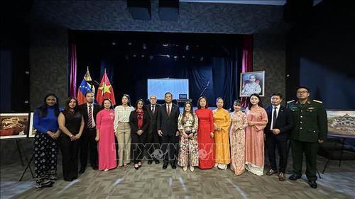Cán bộ Đại sứ quán Việt Nam chụp ảnh chung cùng các học giả Venezuela. Ảnh: TTXVN phát
