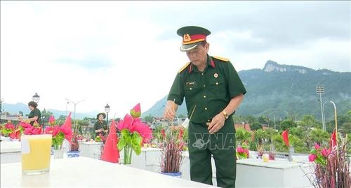 Tuổi đã cao nhưng ông Phạm Ngọc Hiệu vẫn không quản ngại lặn lội khắp các nghĩa trang từ Bắc vào Nam, kết nối với ban liên lạc các quân đoàn để xác minh dữ liệu.