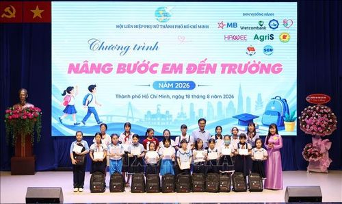 Lãnh đạo Hội Liên hiệp TP Hồ Chí Minh và nhà tài trợ trao tặng học bổng cho trẻ em có hoàn cảnh khó khăn.