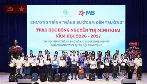 Lãnh đạo Thành ủy TP Hồ Chí Minh trao tặng học bổng cho trẻ em có hoàn cảnh khó khăn.