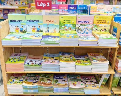 Khu vực trưng bày sách giáo khoa lớp 2 tại Nhà sách Fahasa Tân Định.