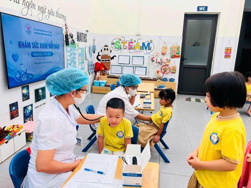 Hà Nội tổ chức khám sức khỏe định kỳ miễn phí cho trẻ em.