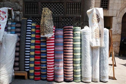 Các cuộn vải dùng làm tranh, khăn, thảm, vỏ gối,... Ảnh: Hoàng Nhật/PV TTXVN tại Ai Cập