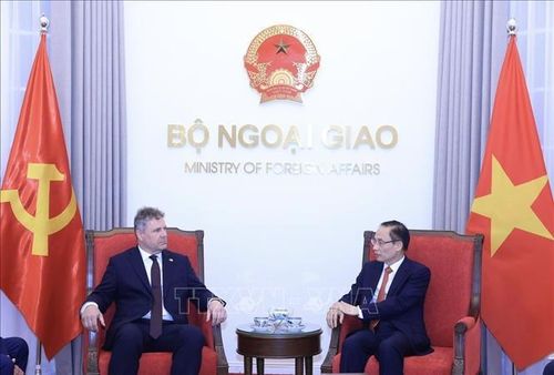 Bộ trưởng Bộ Ngoại giao Lê Hoài Trung tiếp đồng chí Roman Roun, Chủ tịch Đảng Cộng sản Séc - Morava. Ảnh: Tuấn Anh/TTXVN