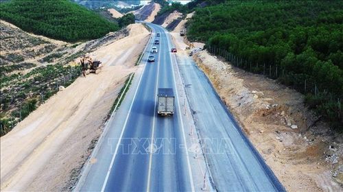 Phương tiện thi công mở rộng cao tốc Cam Lộ - La Sơn, đoạn qua thành phố Huế. Ảnh: Nguyên Lý/TTXVN