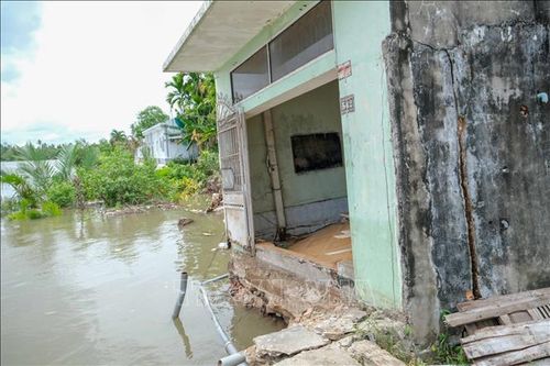 Một căn nhà nằm chênh vênh sát bờ sông do sạt lở ở xã Thới An Hội, thành phố Cần Thơ.