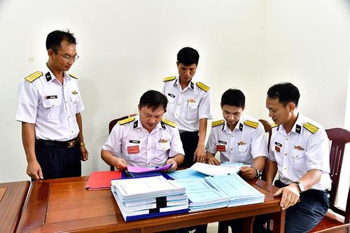Kiểm tra công tác đăng ký sổ sách chuyên ngành xăng dầu.