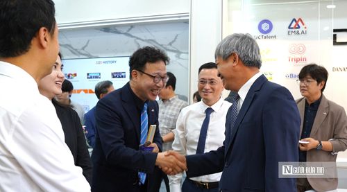 Phó Chủ tịch UBND thành phố Đà Nẵng Hồ Quang Bửu (tay phải) đề nghị hai bên thúc đẩy kết nối công nghệ, hợp tác và hình thành các sản phẩm, dự án cụ thể.