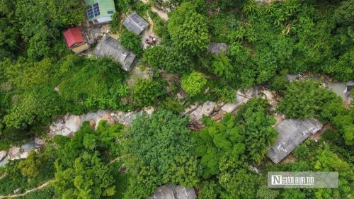 Những ngôi nhà của người dân bản Xa Lao dọc con suối.