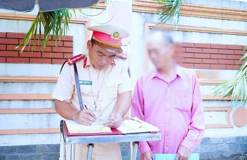 Lực lượng CSGT Công an Tp.Đồng Nai lập biên bản đối với tài xế chở hàng hóa trong khoang chở hành khách. 